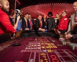 Dealer profesional gudang slot di studio Live Game Shows dengan kamera multi-arah